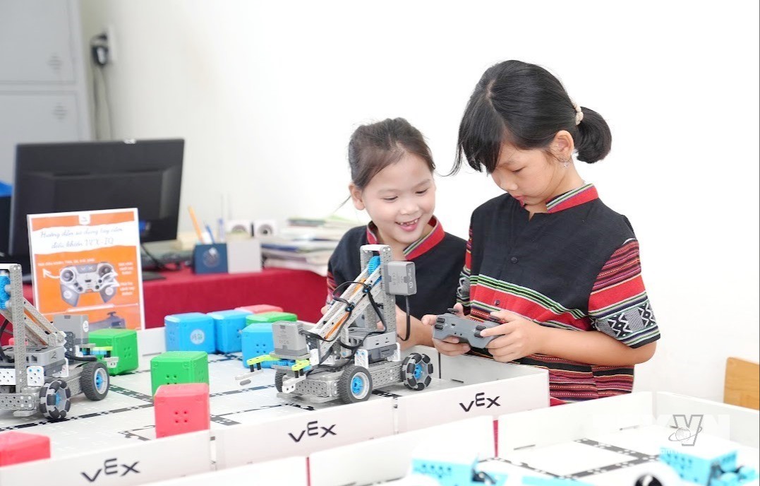 Trong không gian Ngày hội “Bình dân học vụ số” năm 2026, học sinh được tiếp cận, trải nghiệm STEM/STEAM, Robotics, các kỹ năng số, AI theo cách gần gũi, trực quan. (Ảnh: Võ Dung/TTXVN)
